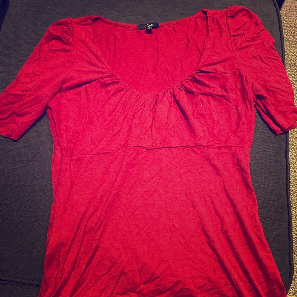 Red cinch scoop tee